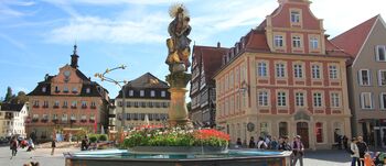 Marktplatz Schwäbisch Gmünd: Blick auf Rathaus und Haus Rettenmayr mit Marienbrunnen im Vordergrund
