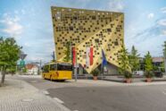 Goldener Setra-Bus vor dem Forum Gold und Silber