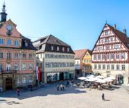 Zu sehen ist der Marktplatz mit Rathaus, Haus Rettenmayr und Grät