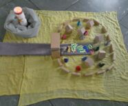 Brennende Kerze, Kleines Dorf aus Holzklötzen