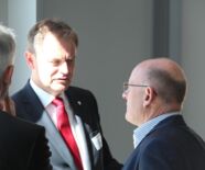 OB Richard Arnold im Gespräch mit Verkehrsminister Winfried Hermann vor der Pressekonferenz in der Geschäftsstelle der Barmer GEK.