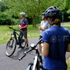Zu sehen sind E-Biker beim Radtraining