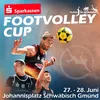 Auf dem Foto ist ein Footvolleyspieler beim spielen zu sehen.