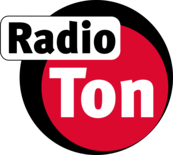 Logo von Radio Ton - Links oben der Schriftzug Radio, roter Kreis in schwarzem mit der weißen Aufschrift Ton