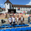 Zu sehen sind die Organisatoren der BARMER Beach Days 2024 in der Gmünder Innenstadt