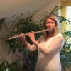 Christine Junkert spielt auf der Querflöte