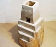 Jo Winter, Aus der Serie Türme, 2017, Holz geweißt © Künstler