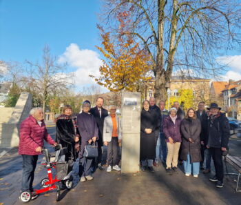 Zu sehen sind alle Beteiligten der Erinnerungsstele "Zeichen der Erinnerung"