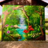 Zu sehen ist die Hauswand mit einem tropischen Wald und Wasserfall.