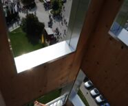 Zu sehen ist der Himmelsstürmer von innen Ausblick aus einem Fenster