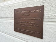 Auf dem Bild zu sehen ist die Gedenktafel für Johann Leonhard von Allé