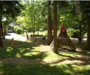 Außenbereich des Zentrums mit spielenden Kindern