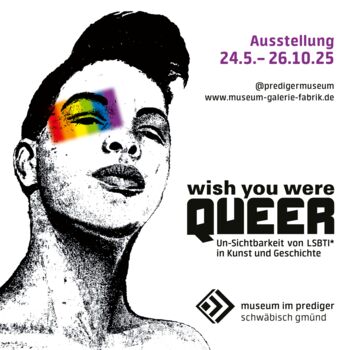 Motiv zur Ausstellung "Wish you were queer" unter Verwendung von Rinaldo Hopfs Porträt 'Marla Glen', 1998. Man sieht in schwarz-weiß den Kopf einer Person, über ein Auge ist eine Regenbogenfahne gelegt.