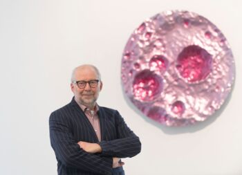 Willi Siber vor Wandobjekt, 2023, PIR und Chromlack, 100 × 100 × 10 cm. Foto: Frank Kleinbach, Stuttgart.