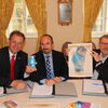Oberbürgermeister Richard Arnold, Dr. Alexander von Niessen und Manfred Maile (v. l.) präsentieren die Schokoeule im Barockzimmer des Gmünder Rathauses.