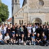 Zu sehen sind die Schüler aus Ungarn mit den Lehrerinnen und Lehrern vor der Johanniskirche