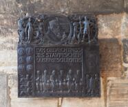 Tafel an der Grät mit dem Schriftzug "Zum Gedächtnis des staufischen Kaisergeschlechts"