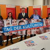 Zu sehen sind die Organisatoren nach dem Pressegespräch vom Tag der Kulturen mit Oberbürgermeister Richard Arnold
