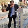 Zu sehen ist Oberbürgermeister Richard Arnold am Trinkwasserbrunnen an der Ledergasse