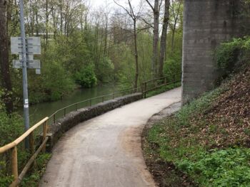Zu sehen ist die Betonecke die in den Bereich eingebunden ist