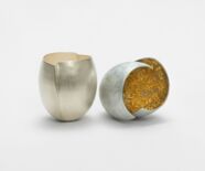 Christine Eberhardt, S+G Zweiergruppe „Aus der Mitte“, Gefäß und Objekt aus Sterlingsilber und Aluminium, Feingold. Foto: Frank Kleinbach