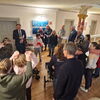 Zu sehen ist Oberbürgermeister Richard Arnold mit der Martinusschule bei der Ausstellungseröffnung