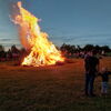 Ein großes Feuer auf einer Wiese.