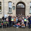 Zu sehen ist ein Gruppenfoto von der Jugendfeuerwehr und den Schülern der Klösterleschule