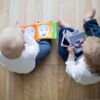 Zu sehen sind zwei Kleinkinder mit Bilderbüchern.