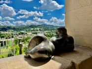 zu sehen ist Skulptur des Künstlers Max Seiz, im Hintergrund Blick auf die Drei Kaiserberge