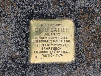 Zu sehen ist der Stolperstein zum Gedenken an Otto Gatter