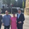 Zu sehen ist die zweite Einhorn-Ampel in Schwäbisch Gmünd mit Oberbürgermeister Richard Arnold und allen Beteiligten