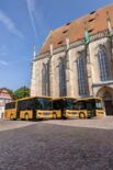 3 goldene Setra-Busse vor dem Münster