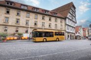 Goldener Setra-Bus vor dem Spital