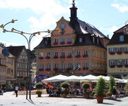 Außenansicht des Rathaus Schwäbisch Gmünd mit dem Spielplatz davor