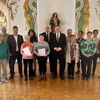Zu sehen sind die Jubilare und verabschiedeten Mitarbeiterinnen und Mitarbeiter mit Oberbürgermeister Richard Arnold und Bürgermeister Julius Mihm im festlichen Refektoriums des Predigers.