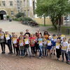 Zu sehen sind die Kinder mit ihren Urkunden.