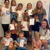 Zu sehen sind Kinder des Kinderhauses Josefstraße mit Kerstin Fehst, Resilienz und Selbstbehauptungstrainerin, Kim Eisenmann, Erzieherin Kinderhaus Josefstraße, Viana Frey, Leitung Kinderhaus Josefstraße