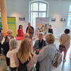Zu sehen sind Besucherinnen und Besucher des Forums zum Tag der Pflege bei verschiedenen Infoständen.
