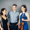 Zu sehen sind Sayaka Schmuck an der Klarinette, Andreas Hering am Klavier und Sayaka Schmuck, Klarinette Mareike Neumann an der Viola