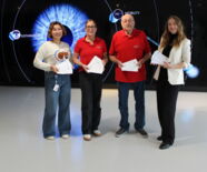 Zu sehen sind zwei Mitarbeitende der Firma Zeiss sowie zwei Ehrenamtliche des Gmünder machen Wünsche wahr.