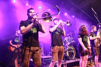 Auf dem Bild zu sehen ist die Musikgruppe BRASSBRUTAL