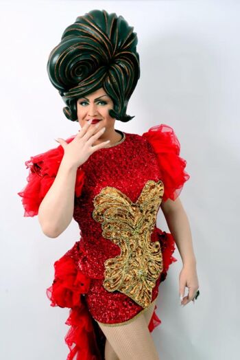 Zu sehen ist Frl. Wommy Wonder mit klitzerndem Kostüm