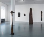 Blick in die Ausstellung, vorne links: Kreuzfigur, 1984, Holz, Eisen, H 170 cm. Foto: Frank Kleinbach