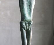 Peter Jacobi, Männlicher Torso, 1965, Bronze, 40 × 12 × 85 cm , Auflage 3, 2 e. a. (Die erste Edition befindet sich in der Sammlung des mumok – Museum moderner Kunst Stiftung Ludwig Wien, Ankauf 1967). © Künstler