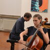 Zu sehen sind Iris Mack, Cellolehrerin, Georg Thoma, Klavier im Schwörhaus