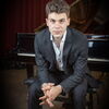 Zu sehen ist der Pianist Matteo Weber.
