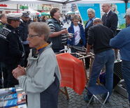 Bürgermeister Julius Mihm und Polizeibeamte informieren sich über die Radcodierung