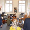 Zu sehen sind Kinder und Jugendliche die Musikintrumente ausprobieren