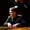Zu sehen ist der Pianist Maximilian Schairer